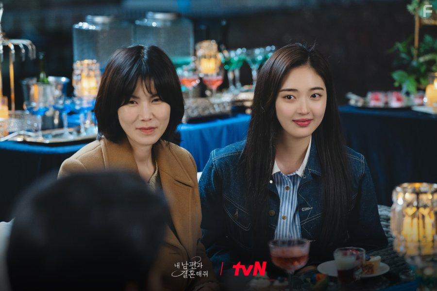 Gong Min-jung and Choi Gyu-ri in Nae Nampyeongwa Gyeolhonhaejweo (2024)