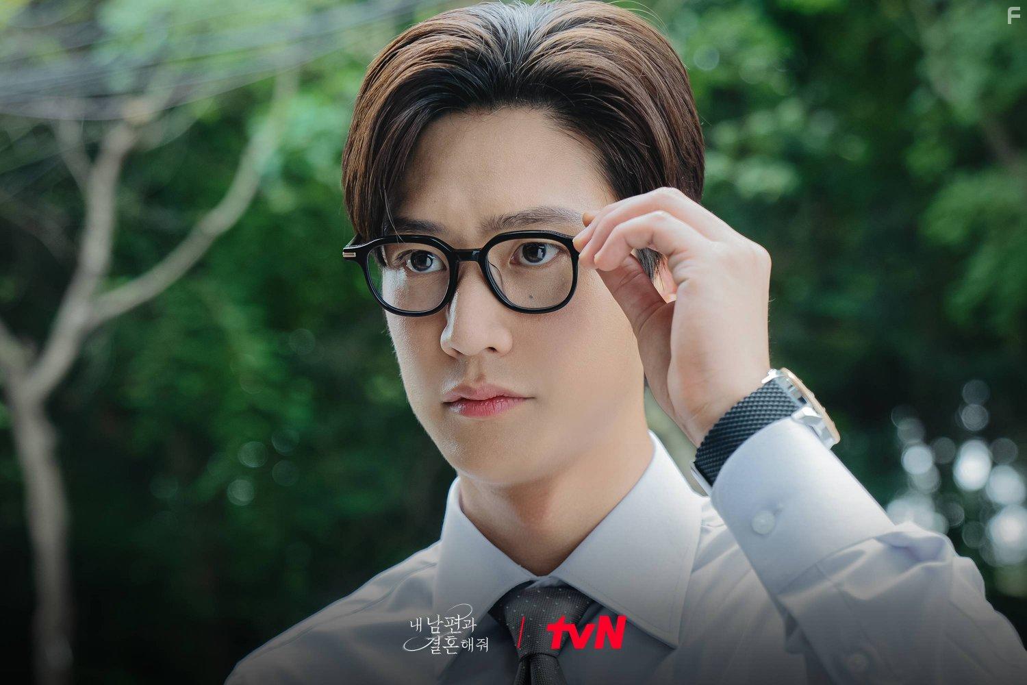 Na In-woo in Nae Nampyeongwa Gyeolhonhaejweo (2024)