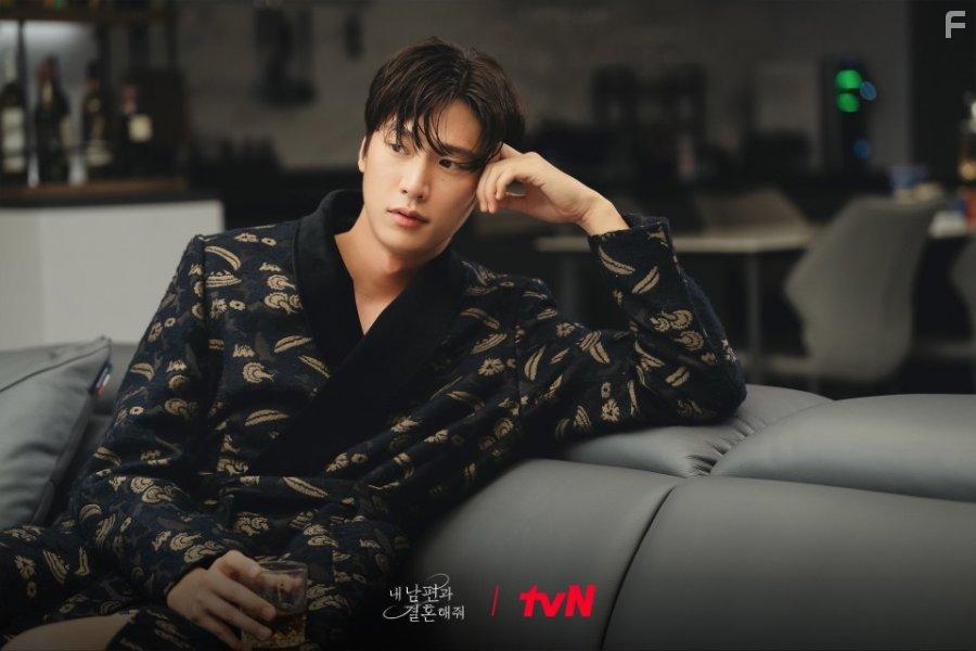 Na In-woo in Nae Nampyeongwa Gyeolhonhaejweo (2024)