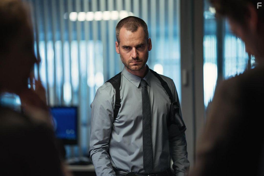 David de Lautour in Dark City - The Cleaner (2024)