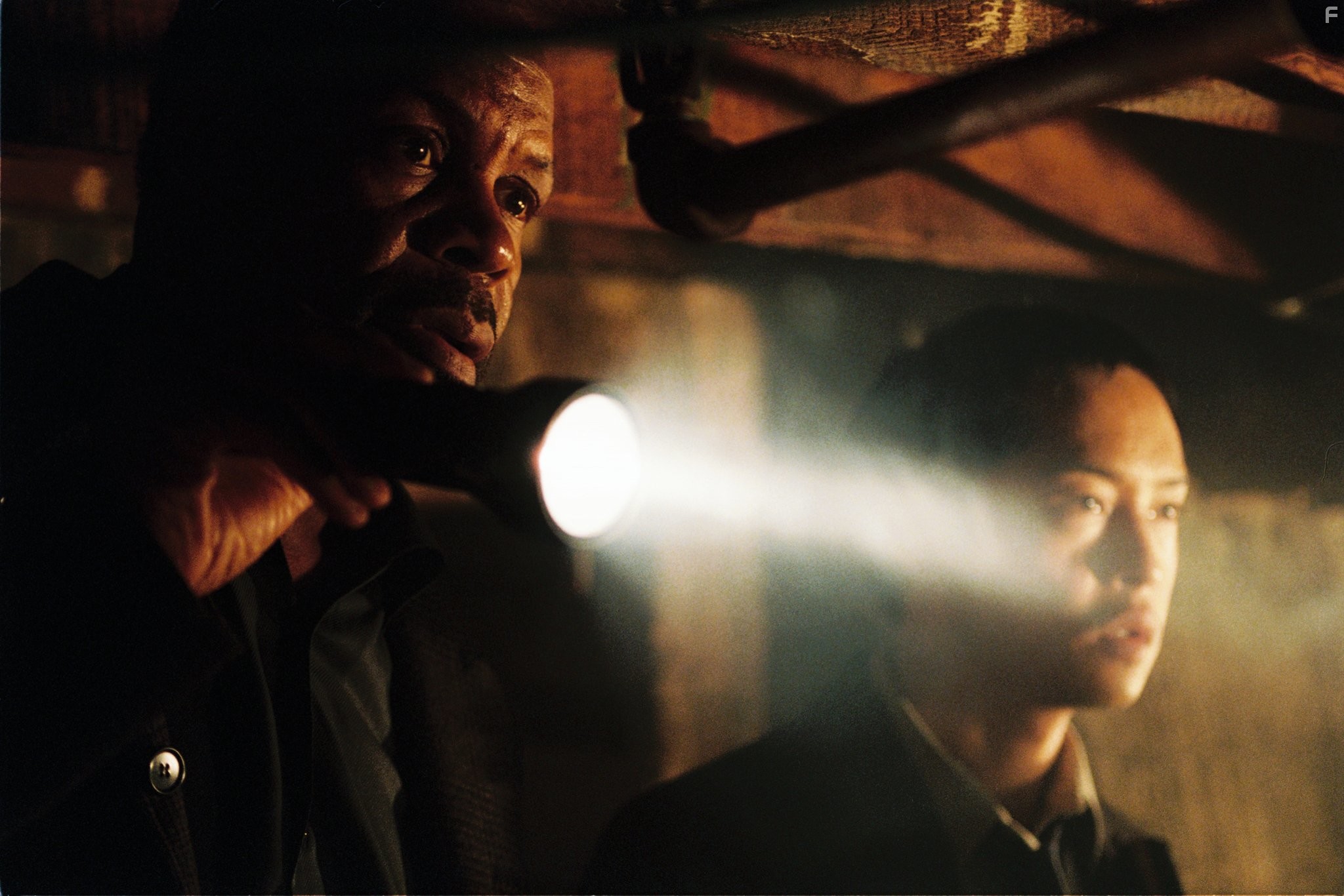 Danny Glover and Ken Leung in Пила: Игра на выживание (2004)