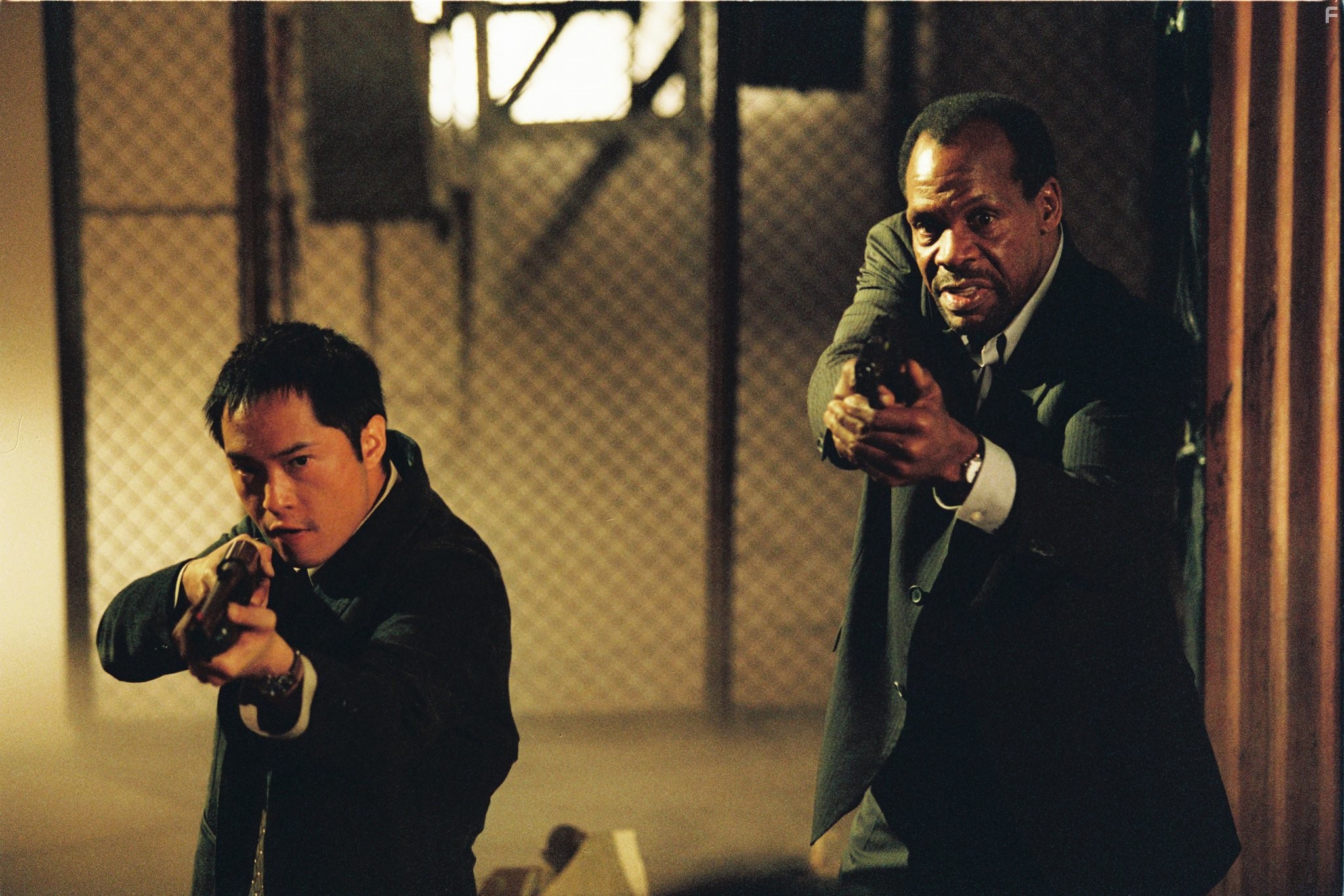 Danny Glover and Ken Leung in Пила: Игра на выживание (2004)
