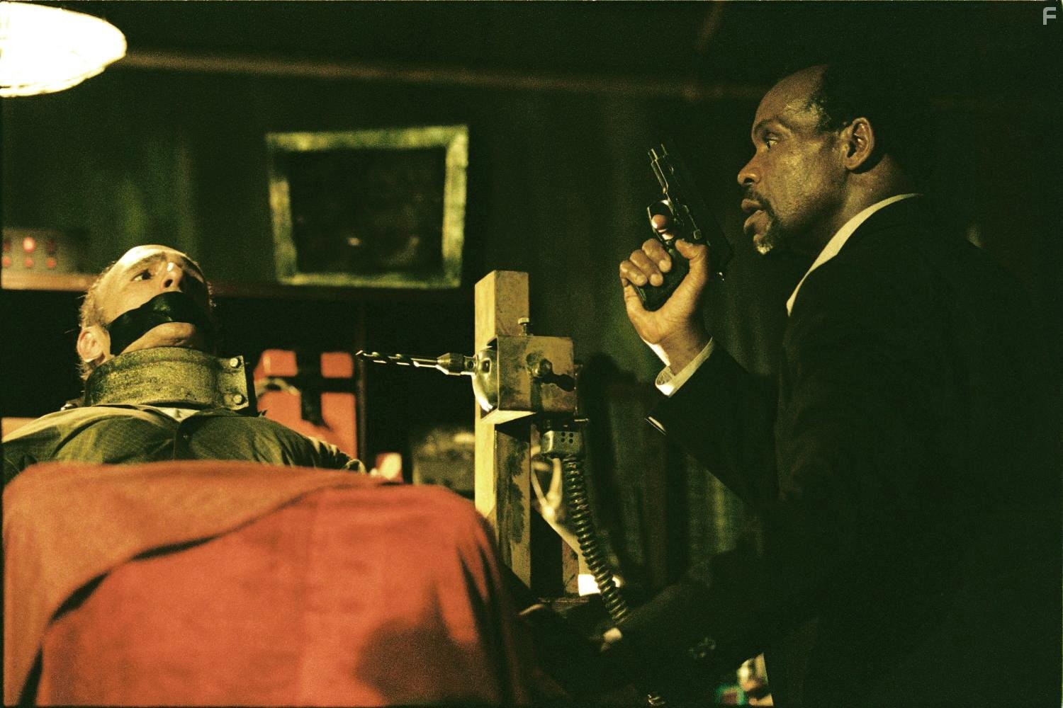 Danny Glover and Ned Bellamy in Пила: Игра на выживание (2004)