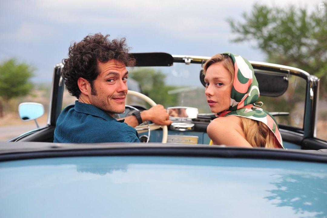 Alfonso Dosal and Ester Expsito in Bandidos (2024)