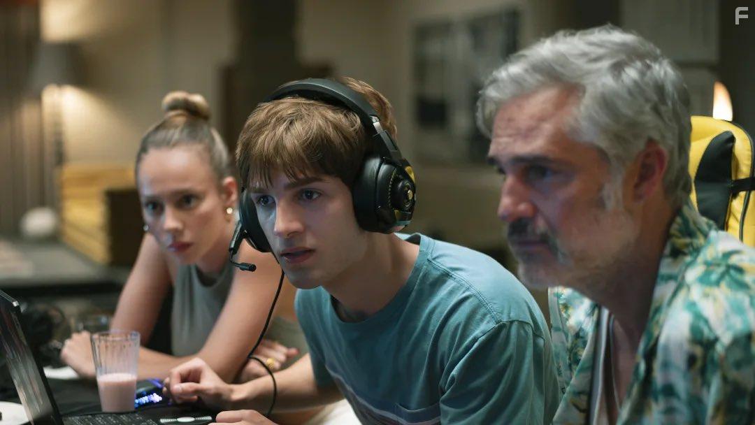 Juan Pablo Medina, Juan Pablo Fuentes Acevedo, and Ester Expsito in Bandidos (2024)