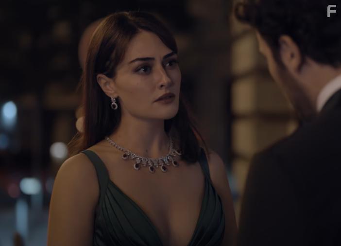 Esra Bilgi in Romantik Hirsiz (2024)