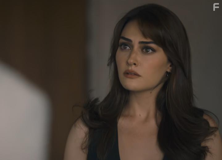 Esra Bilgi in Romantik Hirsiz (2024)