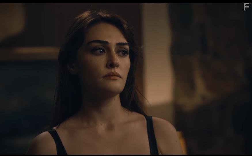 Esra Bilgi in Romantik Hirsiz (2024)