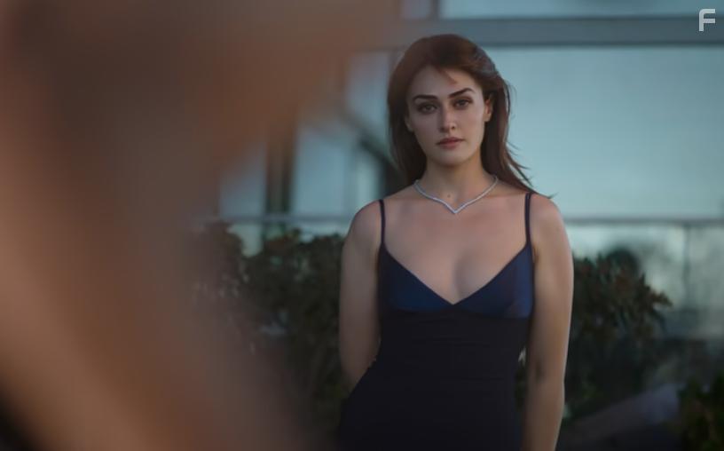 Esra Bilgi in Romantik Hirsiz (2024)