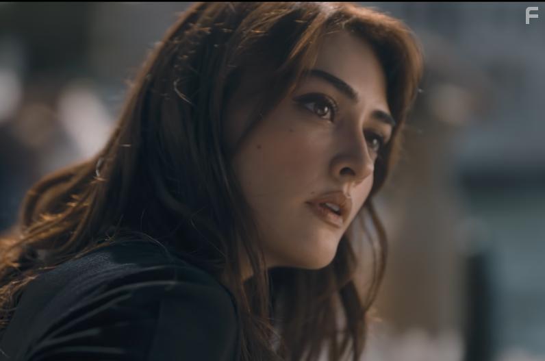 Esra Bilgi in Romantik Hirsiz (2024)