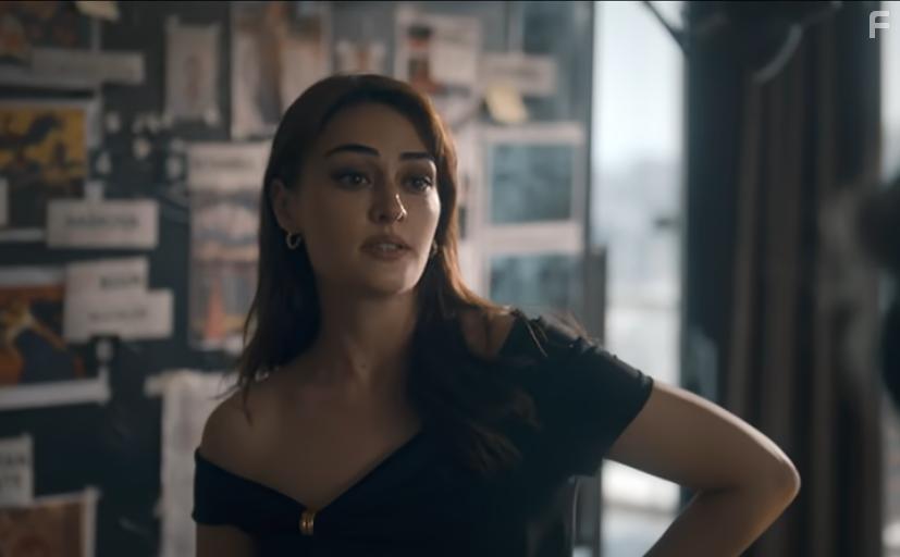 Esra Bilgi in Romantik Hirsiz (2024)