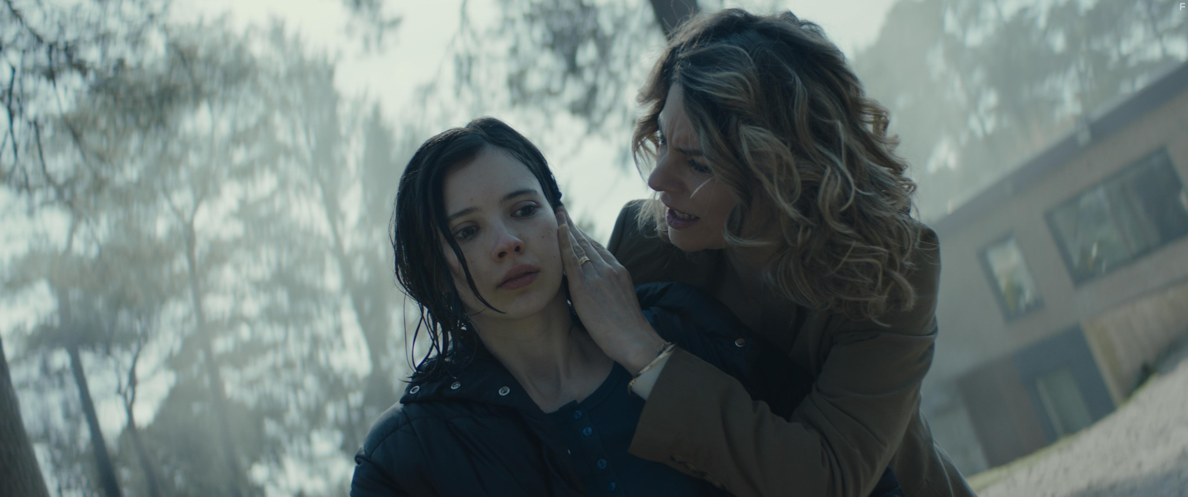 Rifka Lodeizen and Andrea Vass in Sphinx (2023)