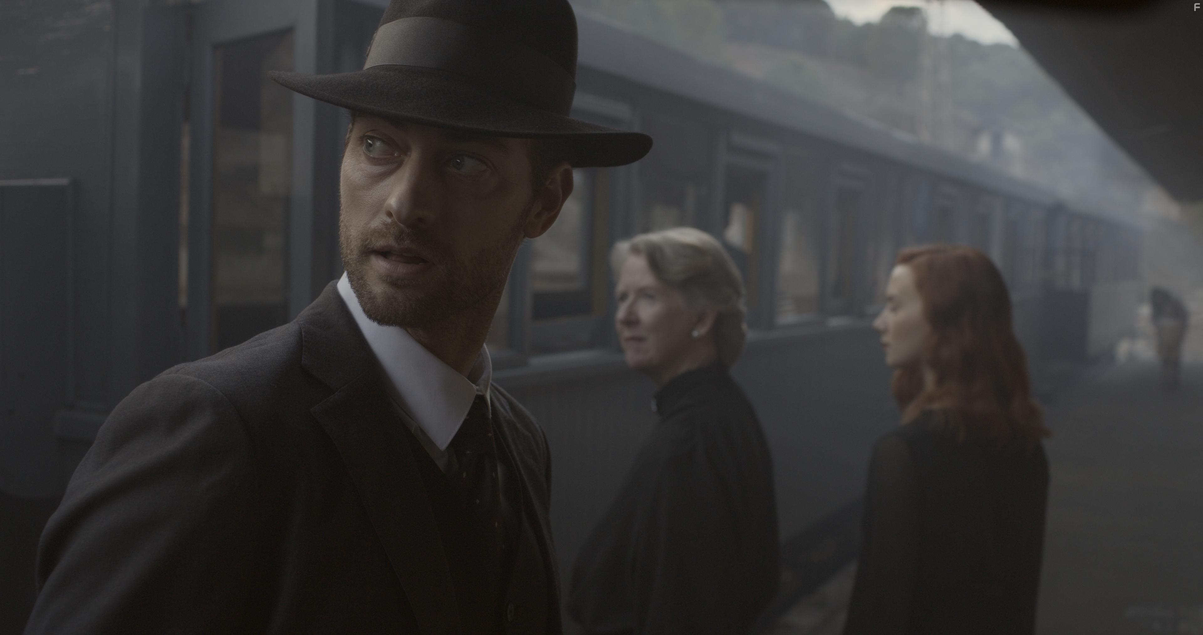 Chiqui Carabante, Sue Flack, Aria Bedmar, Peter Vives, and Dani Sanchez-Lopez in Operacin Barrio Ingls (2024)