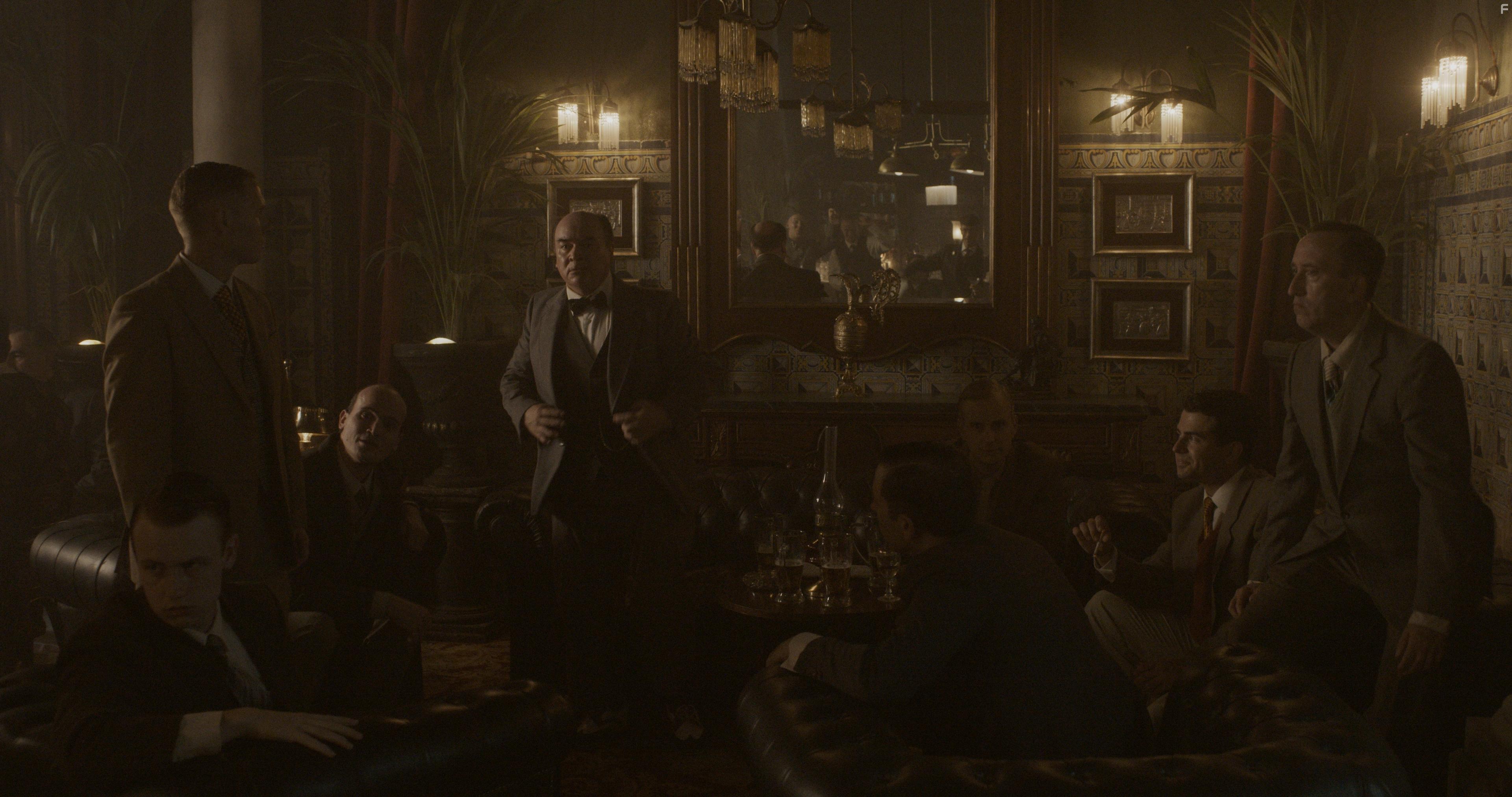 Chiqui Carabante, Kevin Brand, Craig Stevenson, Beatriz Arjona, and Dani Sanchez-Lopez in Operacin Barrio Ingls (2024)