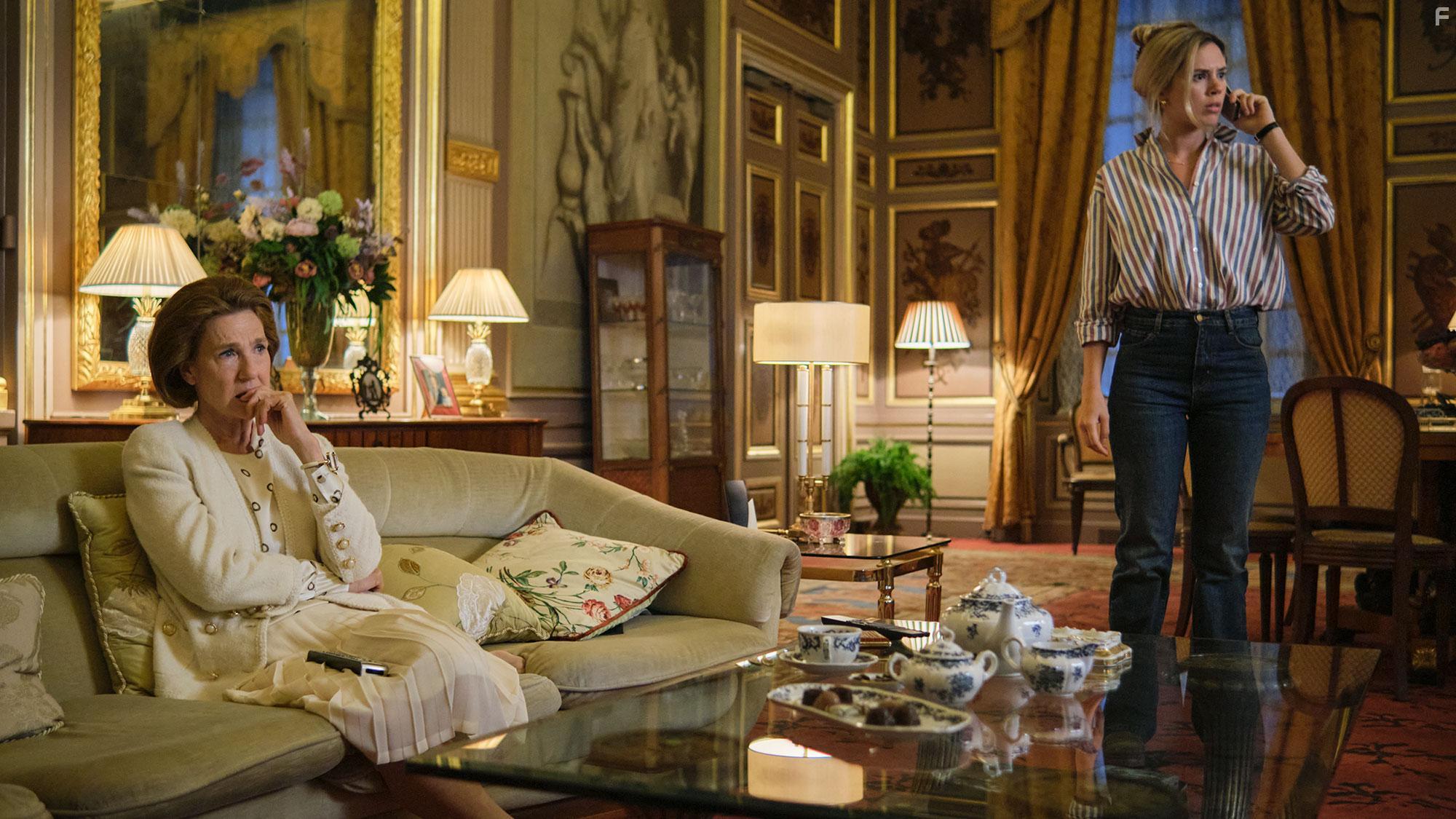 Elsie de Brauw and Delfina Chaves in Maxima (2024)