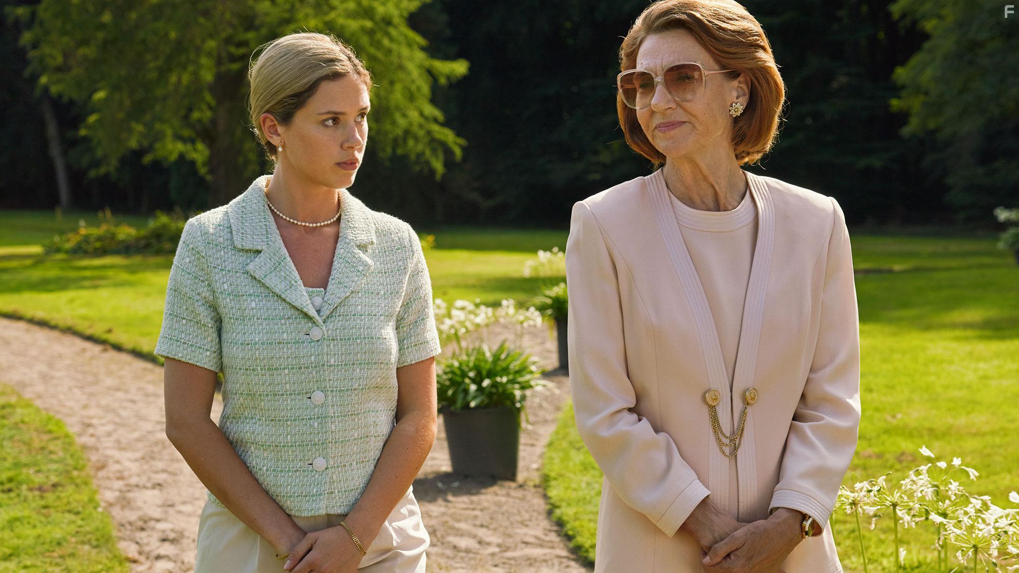 Elsie de Brauw and Delfina Chaves in Maxima (2024)
