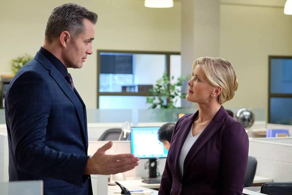 Victor Webster and Alison Sweeney in One Bad Apple: A Hannah Swensen Mystery (2024)