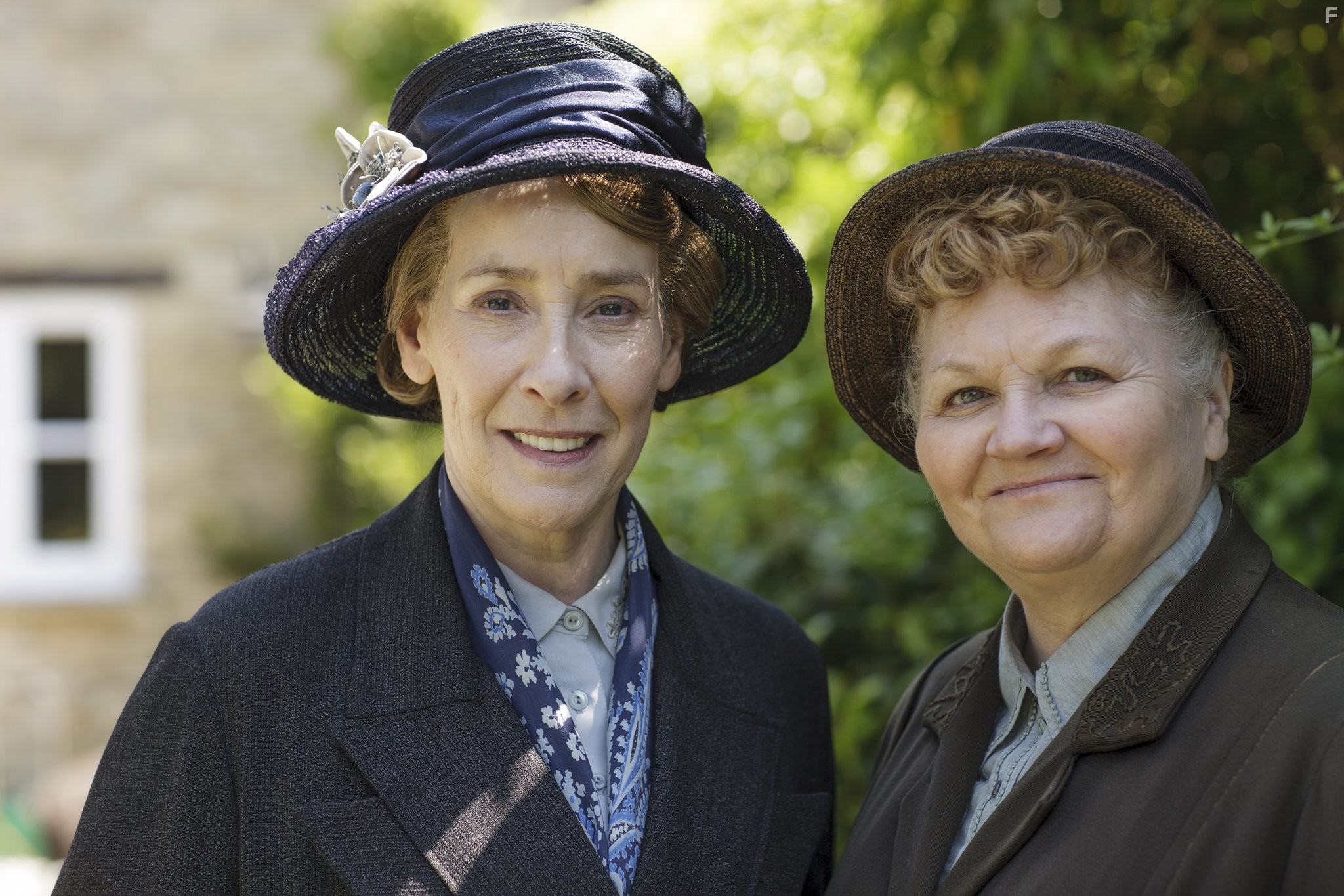 Phyllis Logan and Lesley Nicol in Аббатство Даунтон (2010)