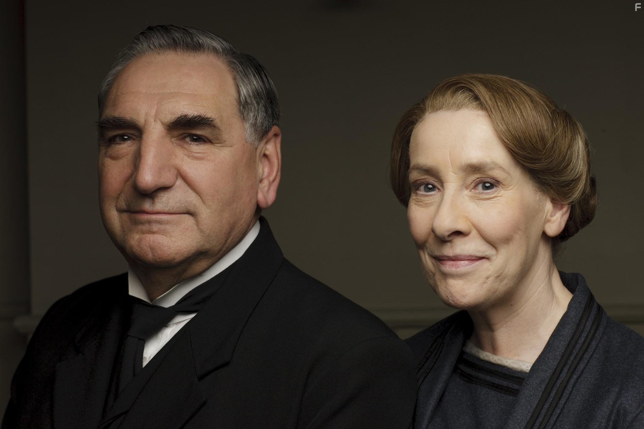 Jim Carter and Phyllis Logan in Аббатство Даунтон (2010)