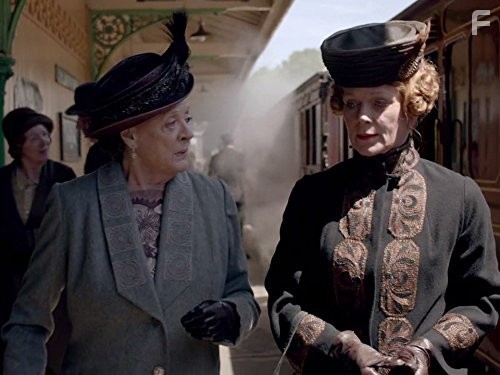 Maggie Smith and Samantha Bond in Аббатство Даунтон (2010)