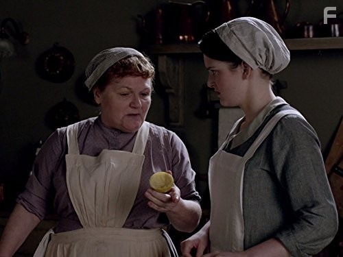 Lesley Nicol and Sophie McShera in Аббатство Даунтон (2010)