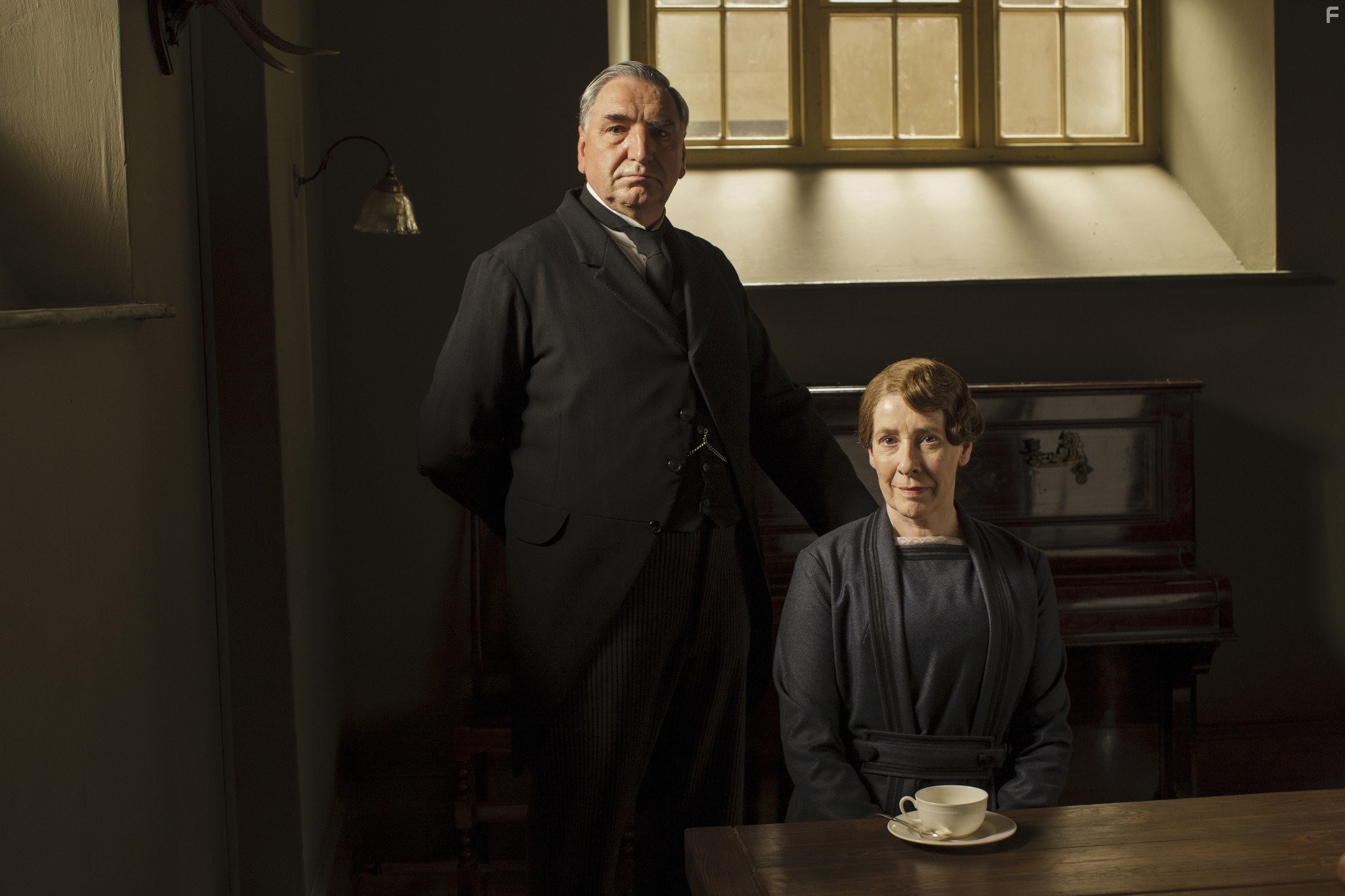 Jim Carter and Phyllis Logan in Аббатство Даунтон (2010)