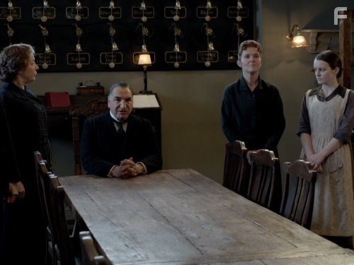 Jim Carter, Siobhan Finneran, Phyllis Logan, and Sophie McShera in Аббатство Даунтон (2010)
