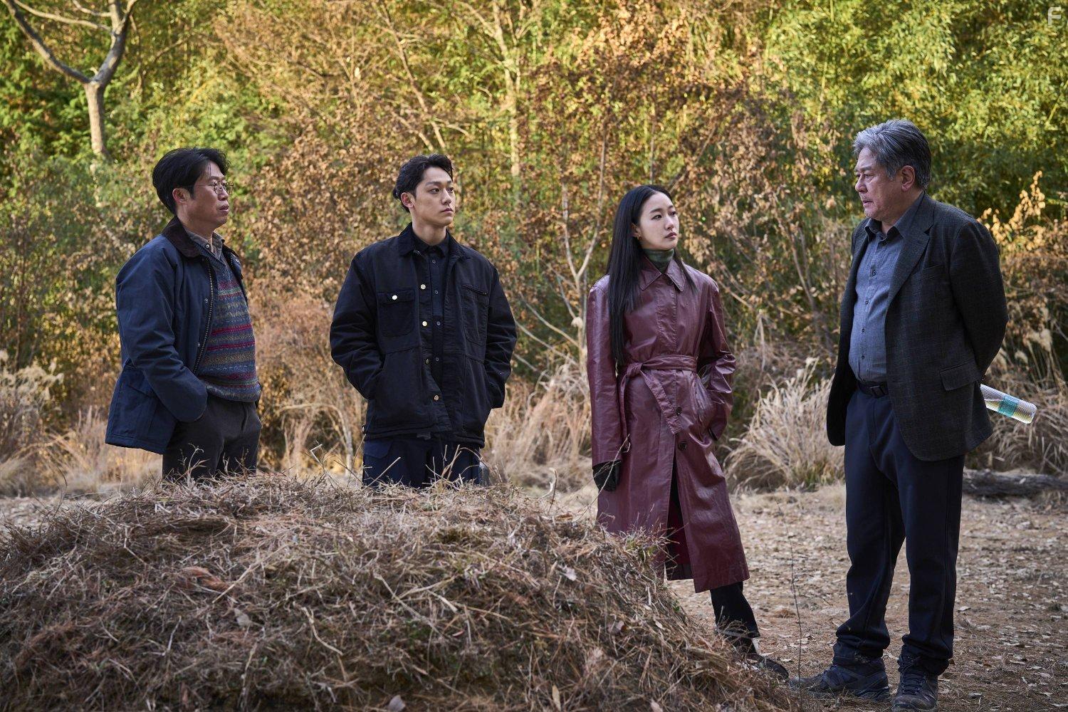 Choi Min-sik, Yoo Hae-jin, Kim Go-eun, and Lee Do-hyun in Pamyo (2024)