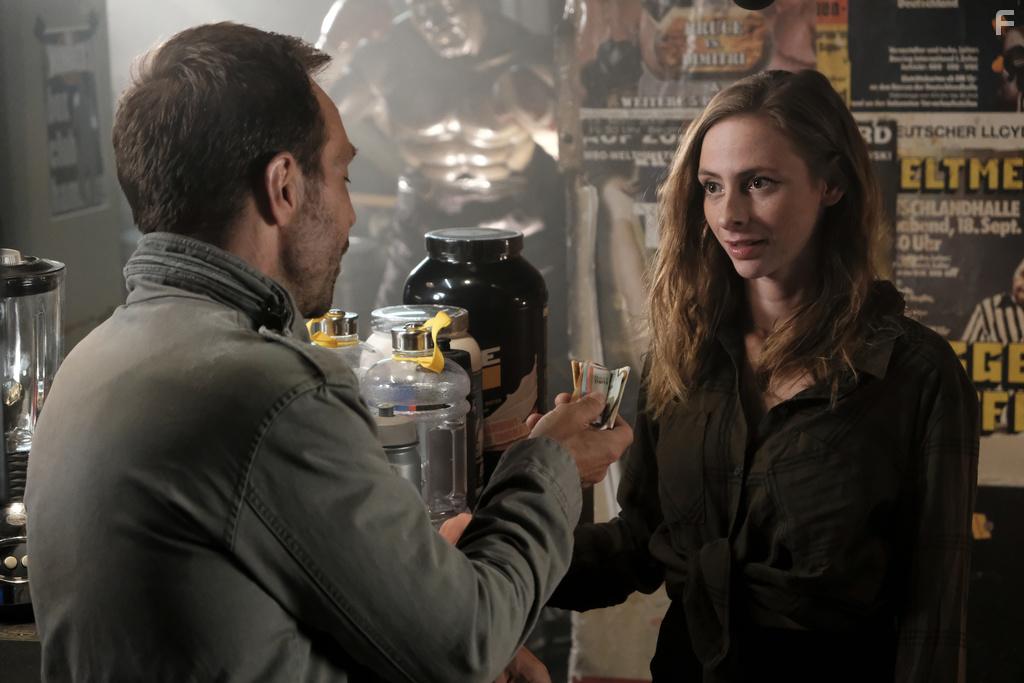 Aleksandar Jovanovic and Carolyn Genzkow in Fast perfekt verliebt (2019)