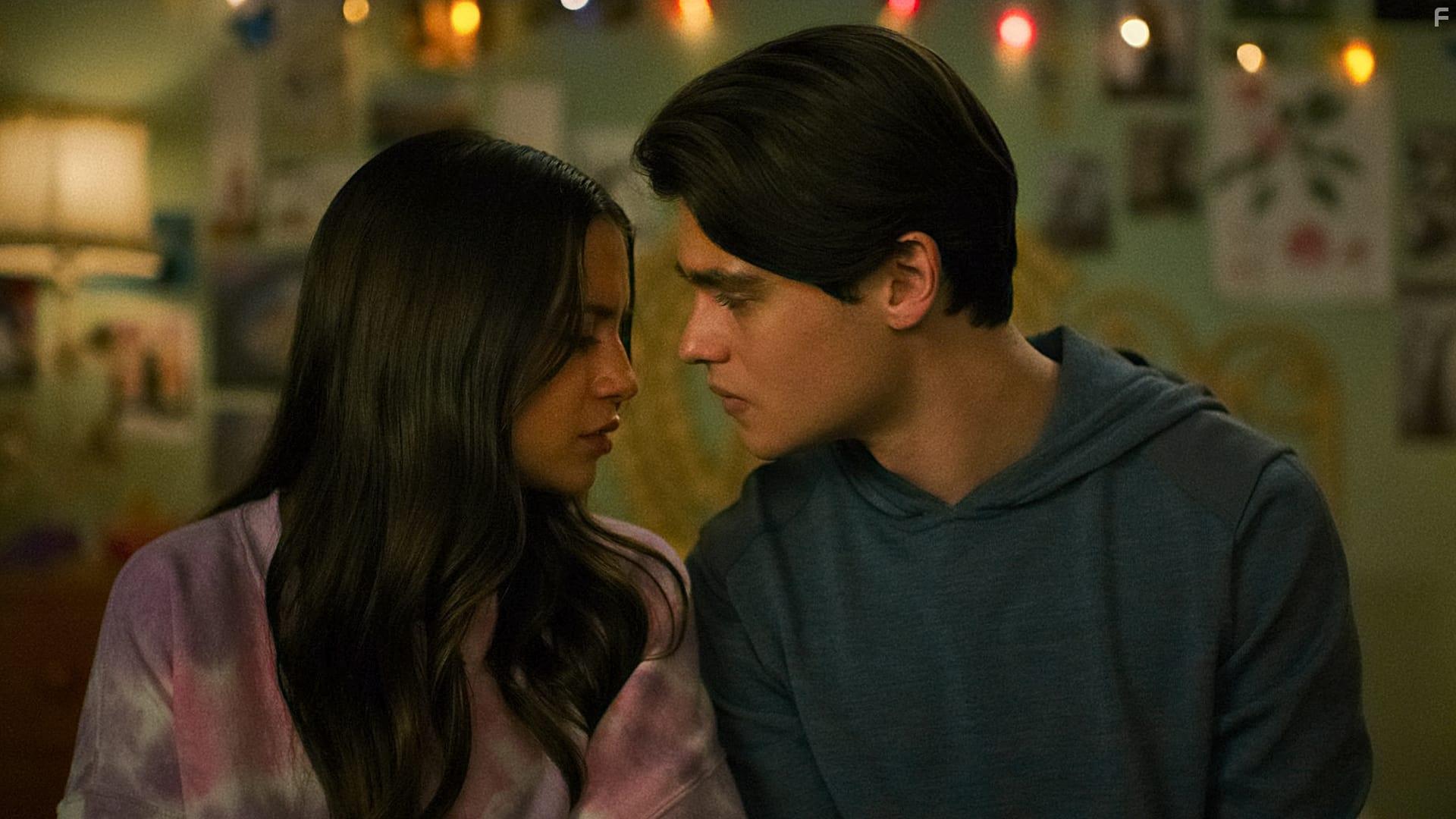 Isabela Merced and Felix Mallard in Turtles All the Way Down (2024)
