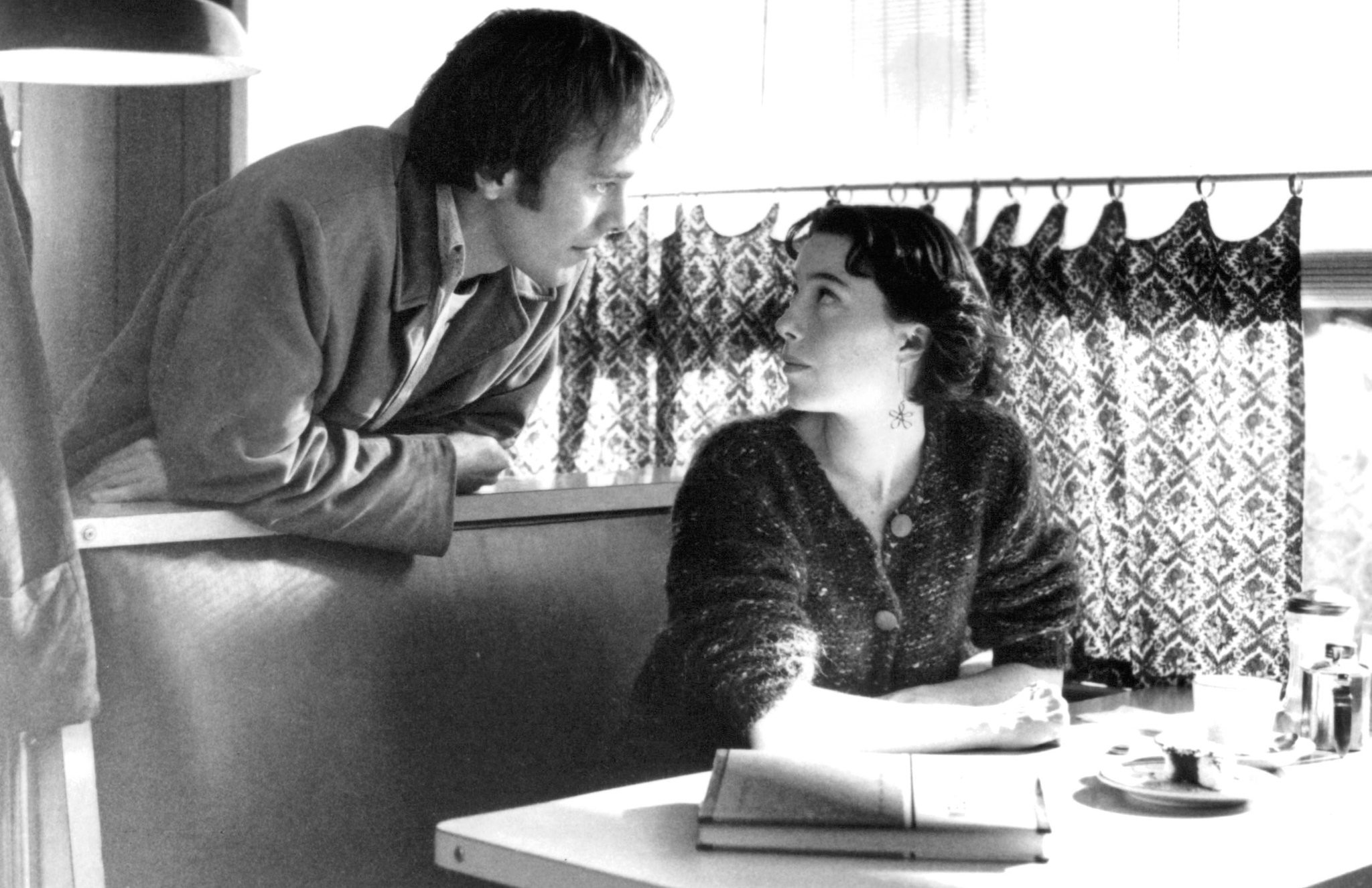 Peter Outerbridge and Molly Parker in Поцелуй со смертью (1996)