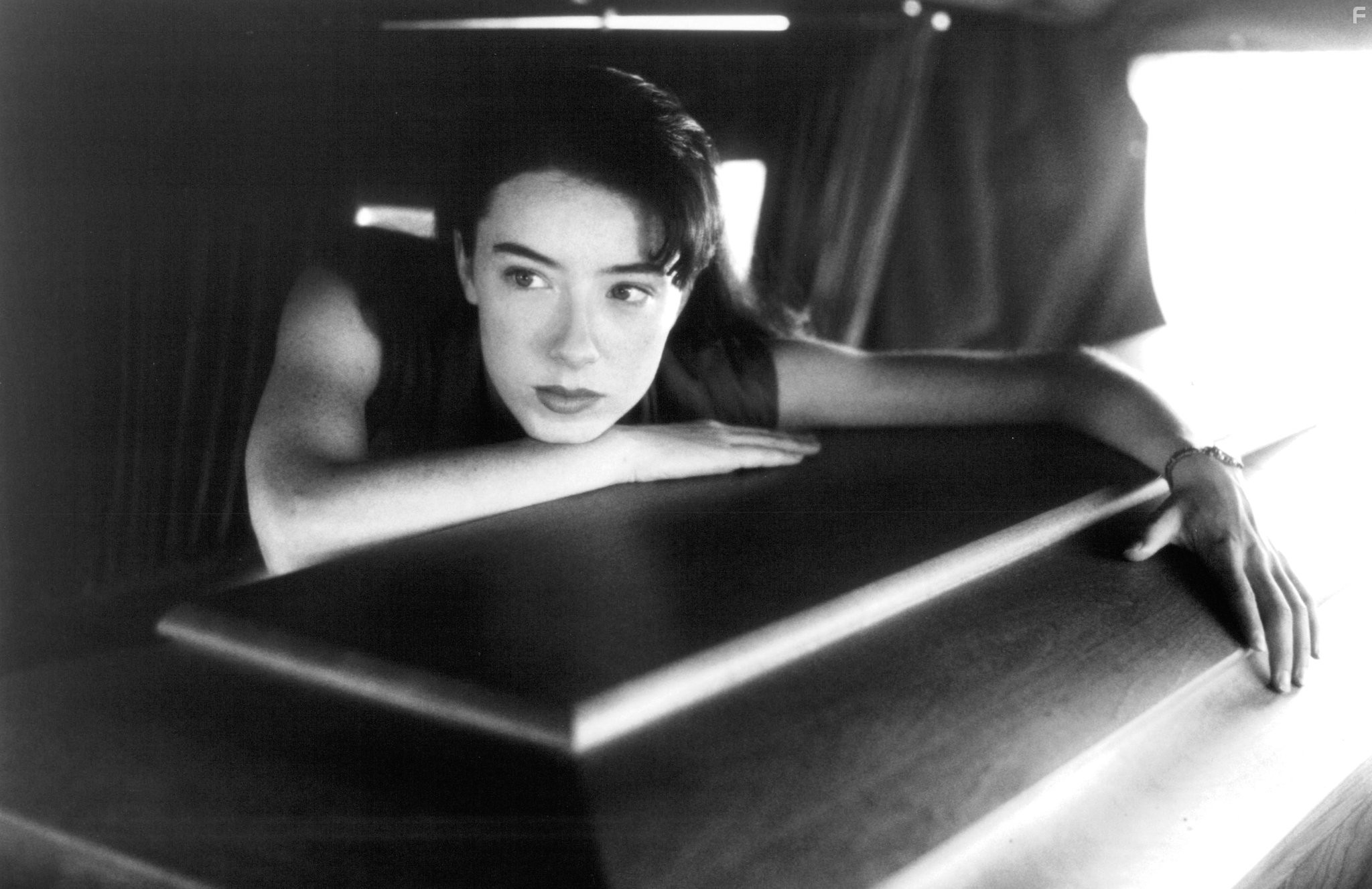 Molly Parker in Поцелуй со смертью (1996)