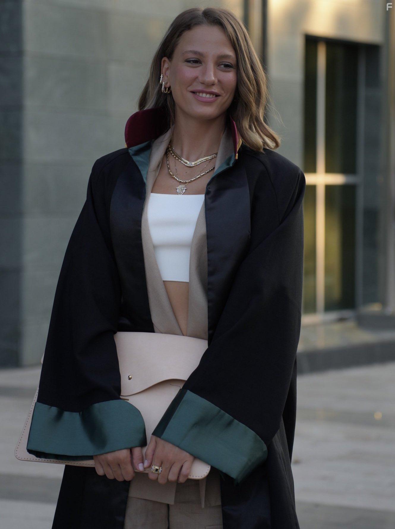 Serenay Sarikaya in Kimler Geldi Kimler Geti (2024)