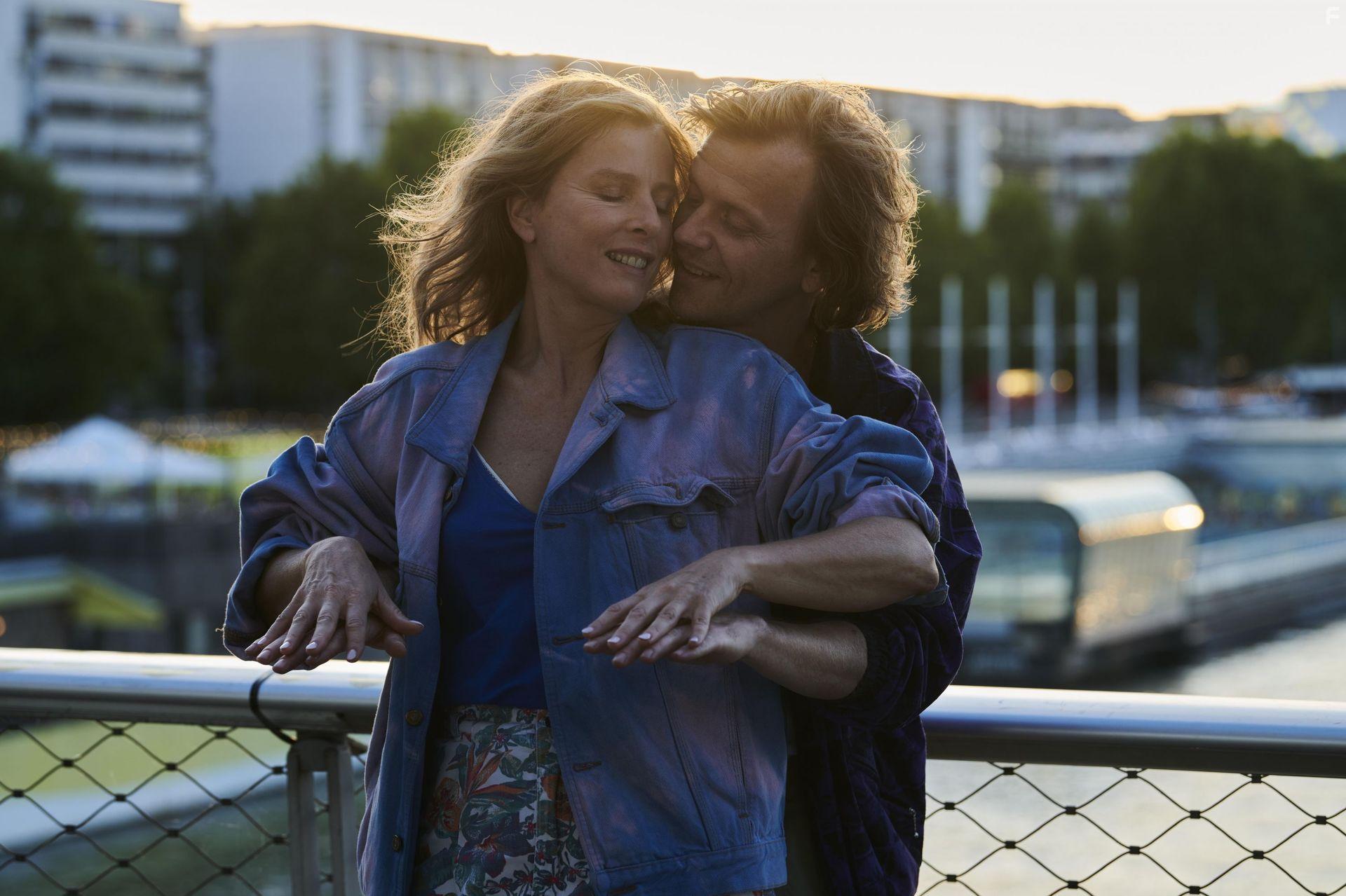 Karin Viard and Alex Lutz in Une nuit (2023)