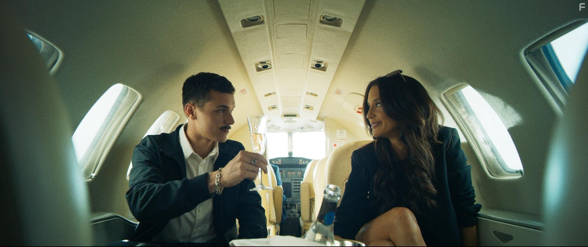 Arn Piper and Mara Pedraza in El correo (2024)