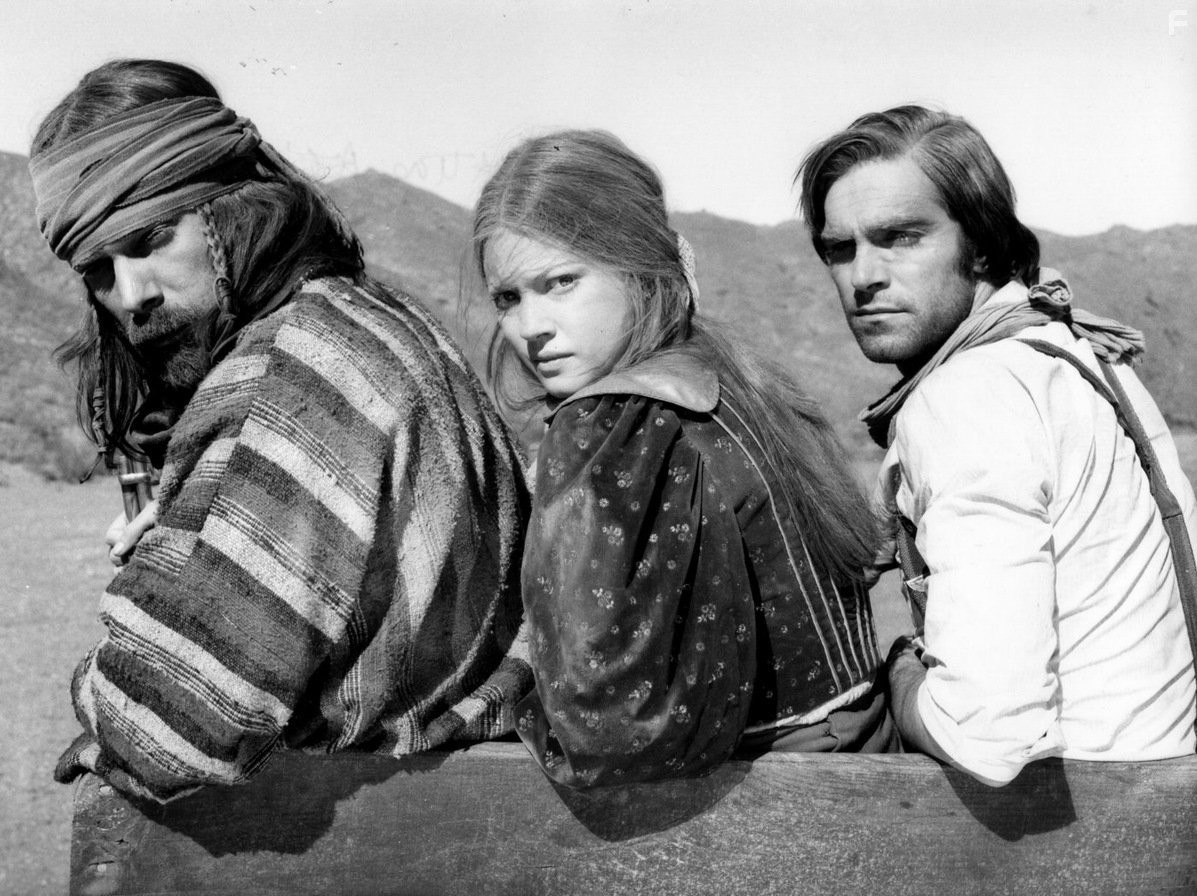 Lynne Frederick, Tomas Milian, and Fabio Testi in Четыре всадника Апокалипсиса (1975)