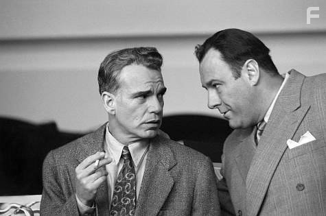 Billy Bob Thornton and James Gandolfini in Чeловек, которого не было (2001)