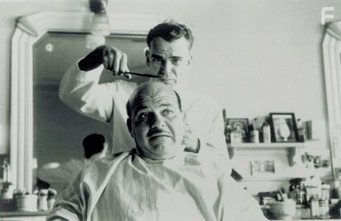 Billy Bob Thornton and Jon Polito in Чeловек, которого не было (2001)