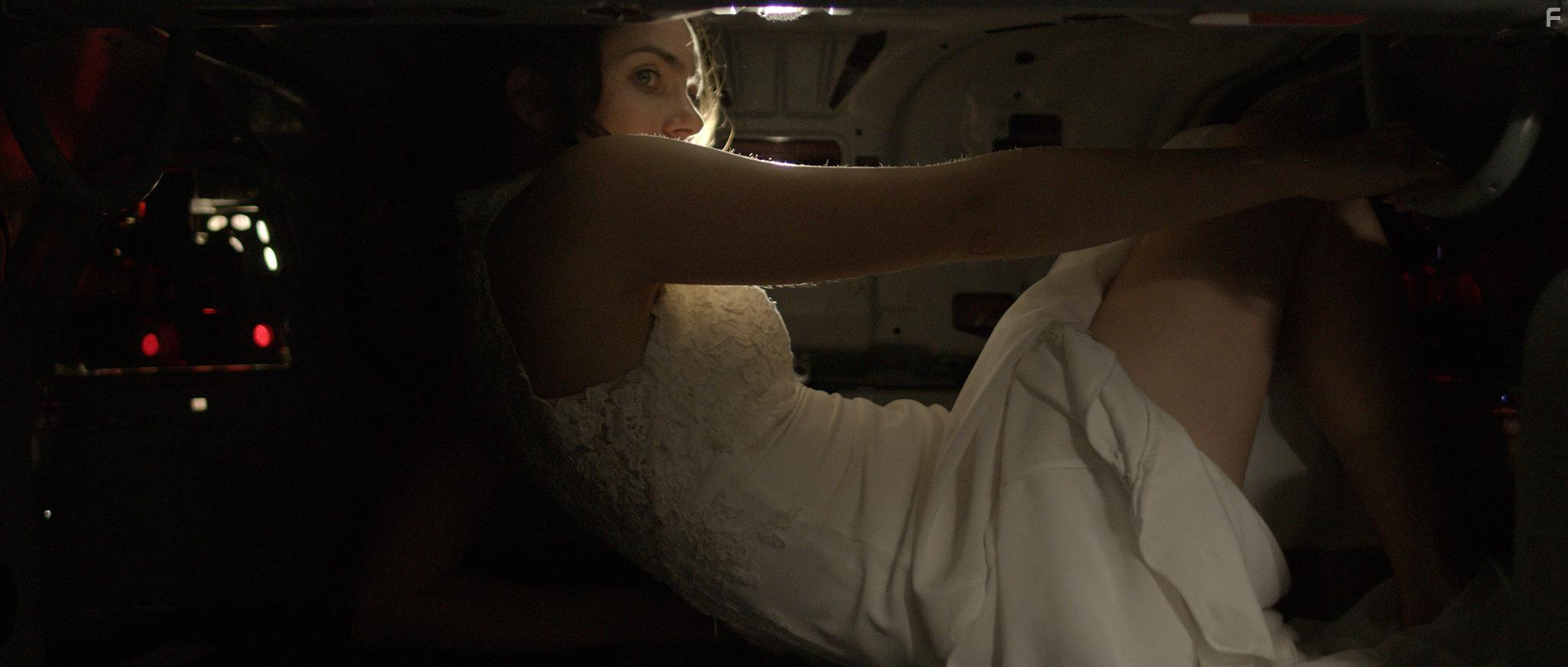 Девушка в багажнике