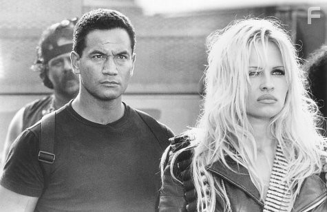 Pamela Anderson and Temuera Morrison in Не называй меня малышкой (1996)