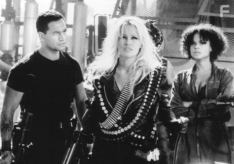 Pamela Anderson, Victoria Rowell, and Temuera Morrison in Не называй меня малышкой (1996)