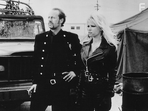 Pamela Anderson and Xander Berkeley in Не называй меня малышкой (1996)
