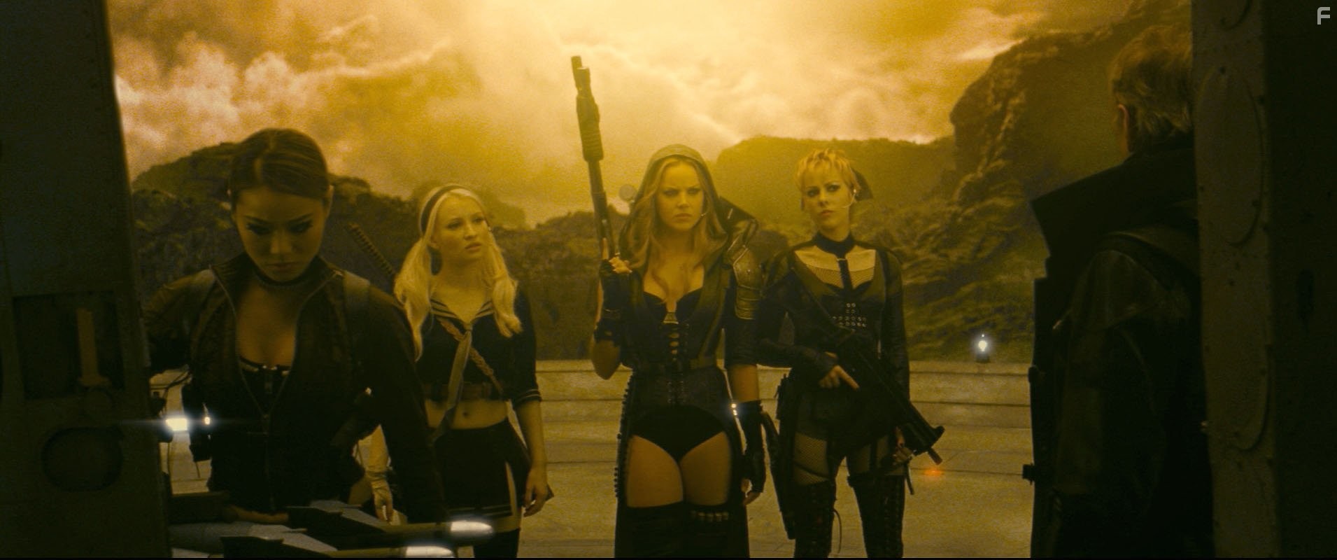 Emily Browning, Abbie Cornish, Jena Malone, and Jamie Chung in Запрещённый приём (2011)