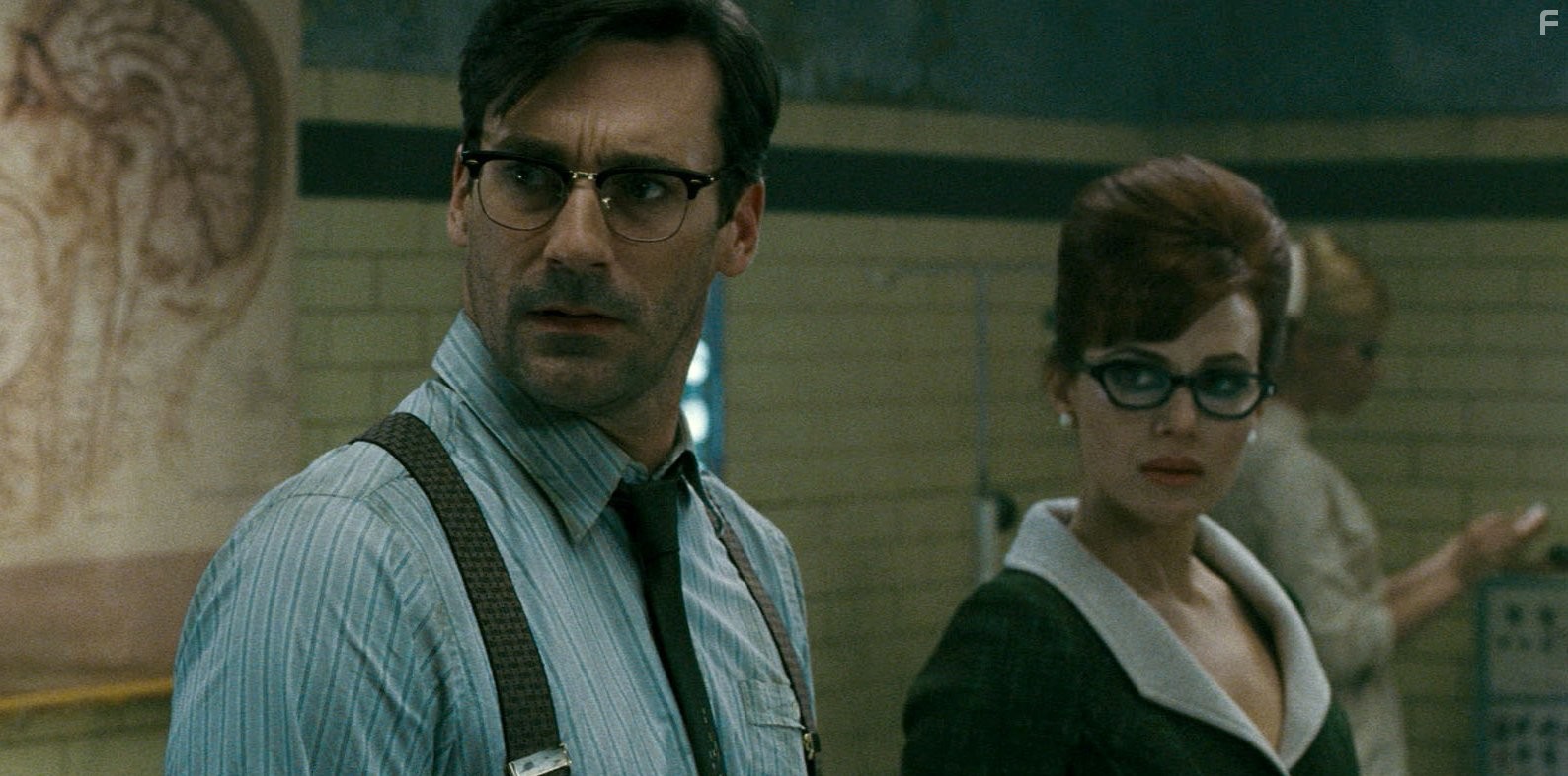 Carla Gugino and Jon Hamm in Запрещённый приём (2011)