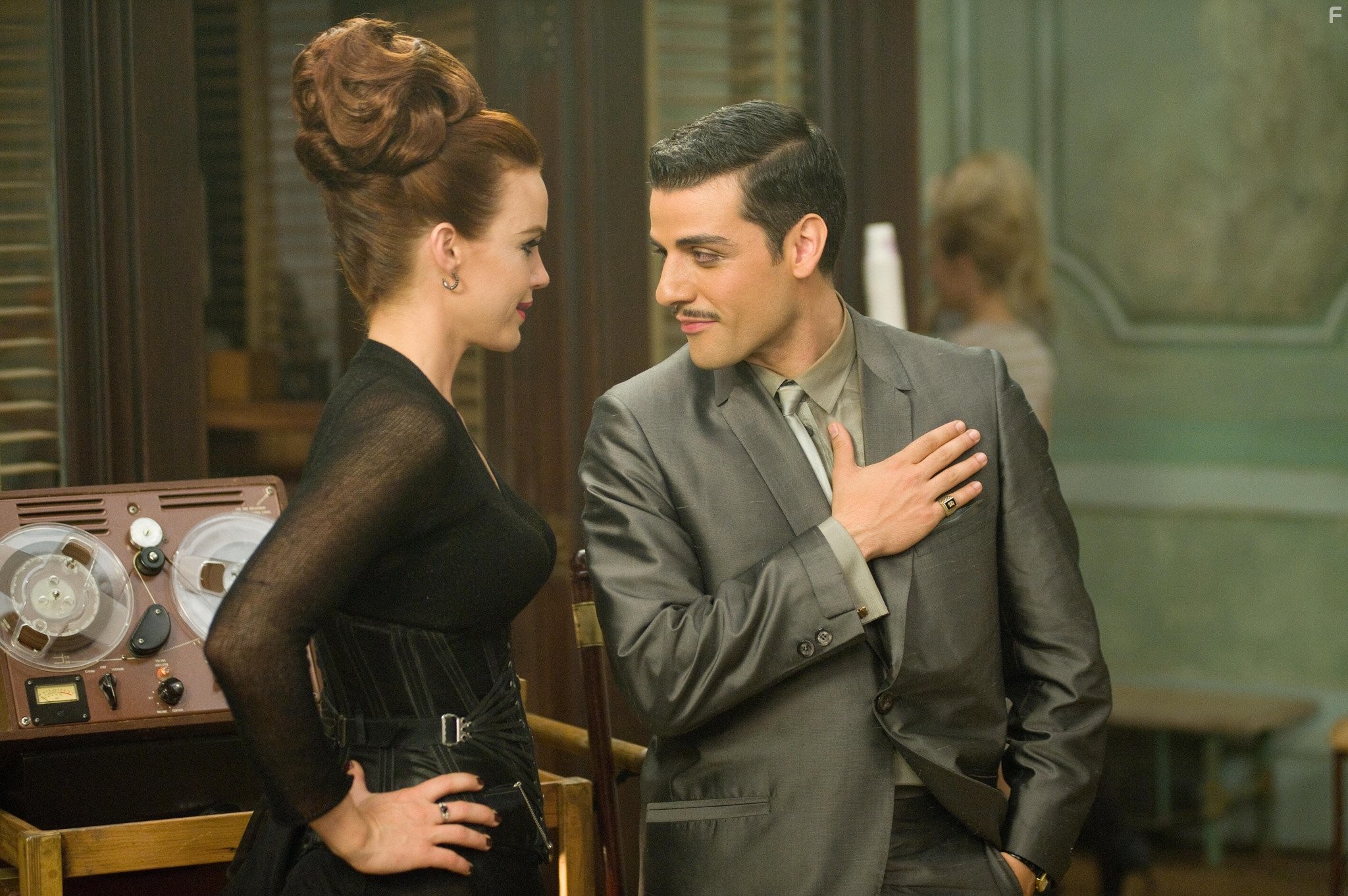 Carla Gugino and Oscar Isaac in Запрещённый приём (2011)