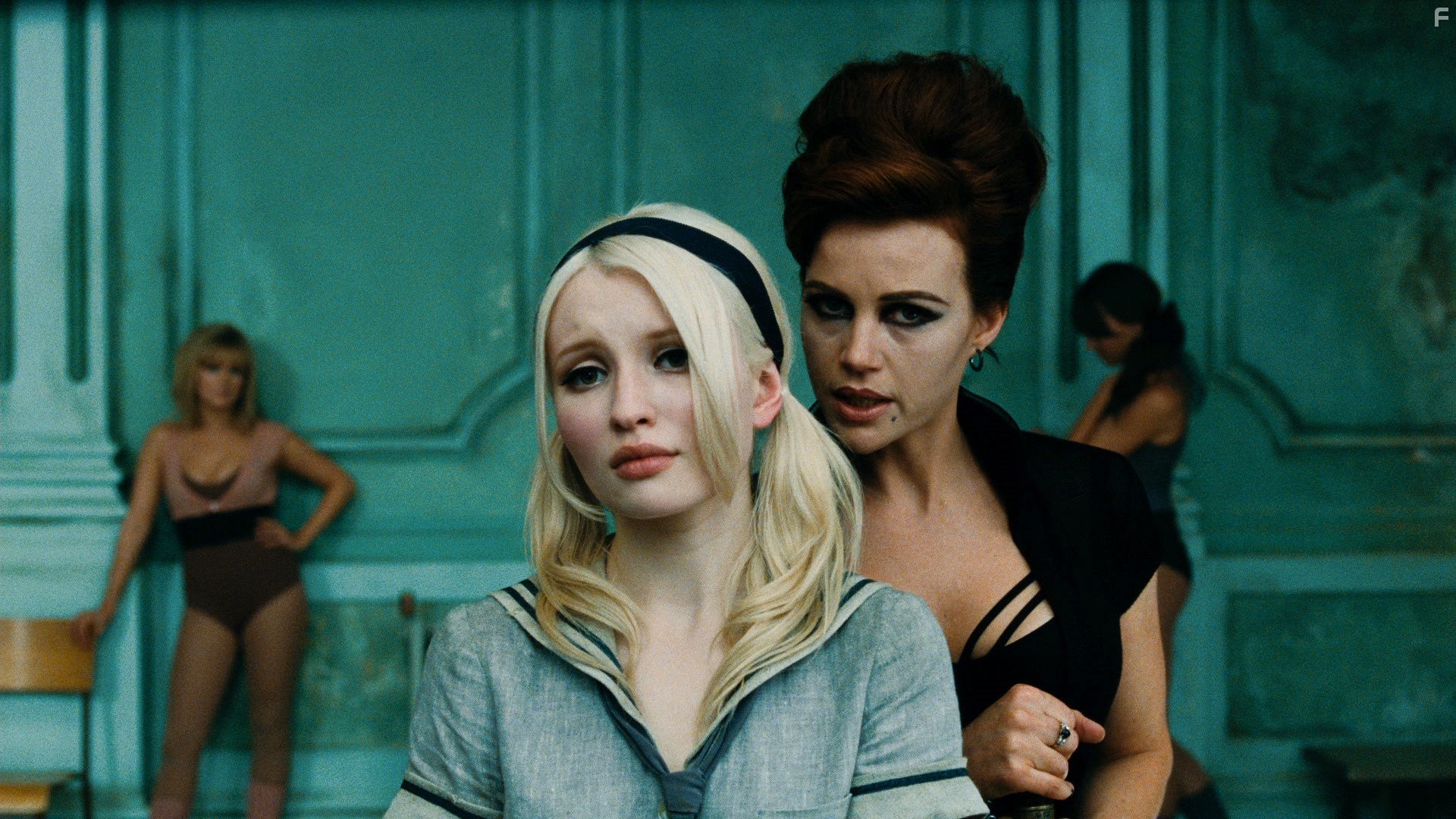 Carla Gugino and Emily Browning in Запрещённый приём (2011)
