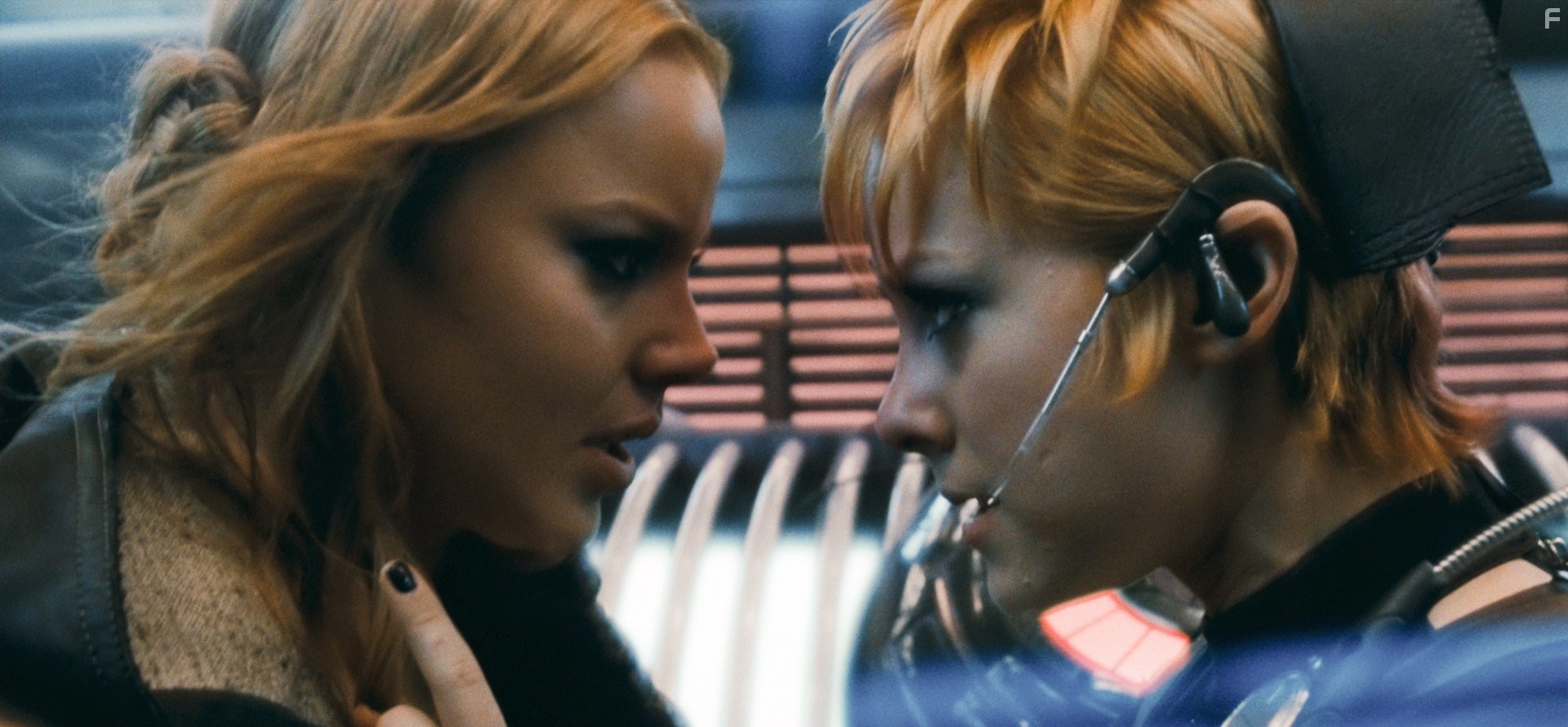 Abbie Cornish and Jena Malone in Запрещённый приём (2011)