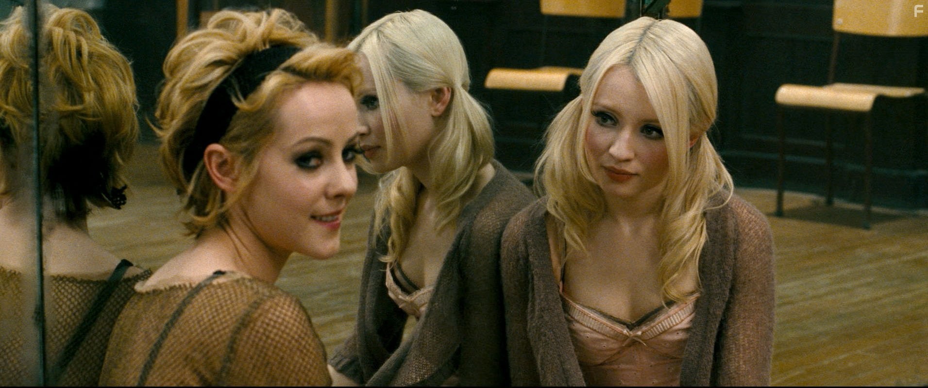 Emily Browning and Jena Malone in Запрещённый приём (2011)