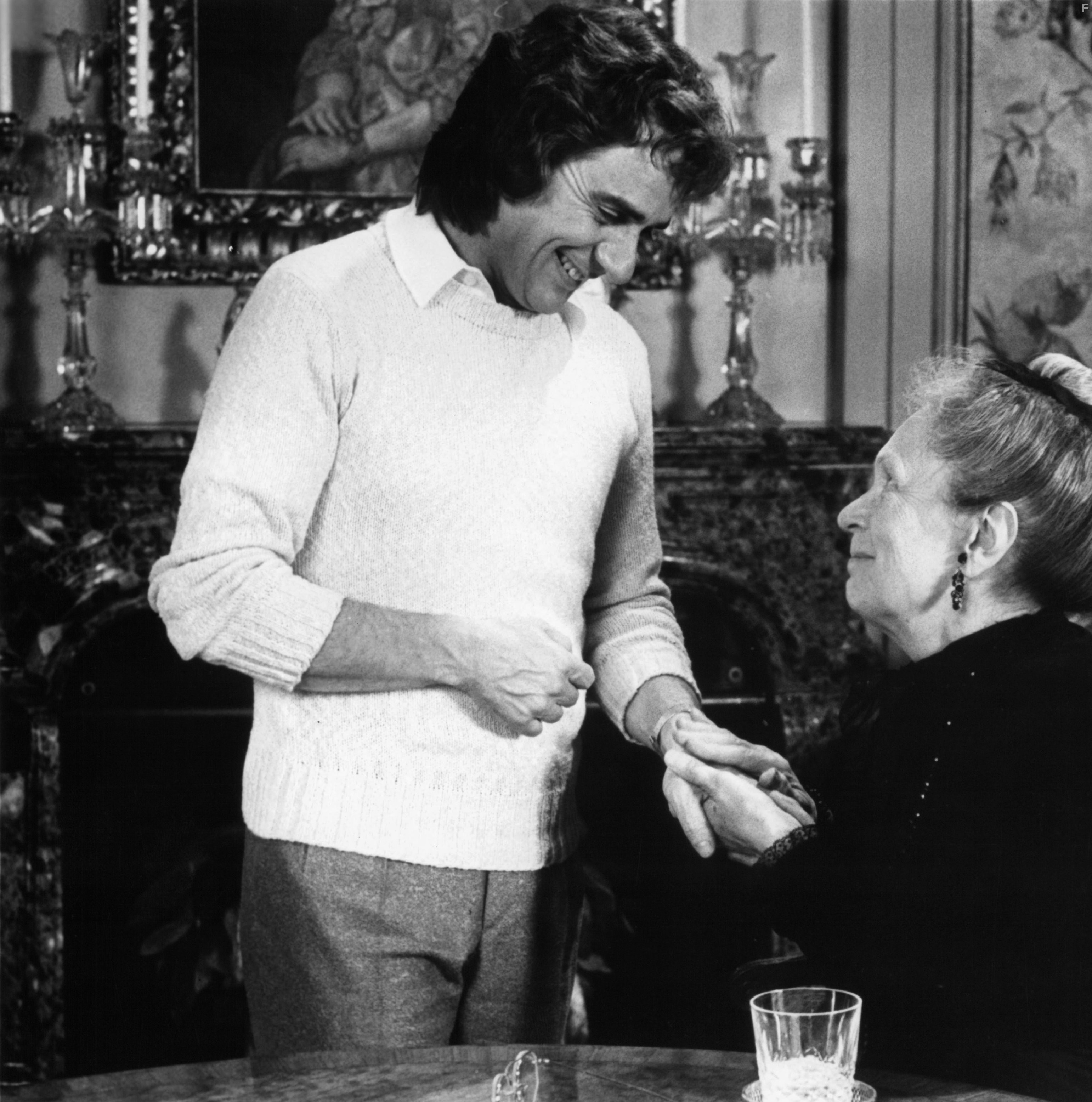 Dudley Moore and Geraldine Fitzgerald in Артур (1981)