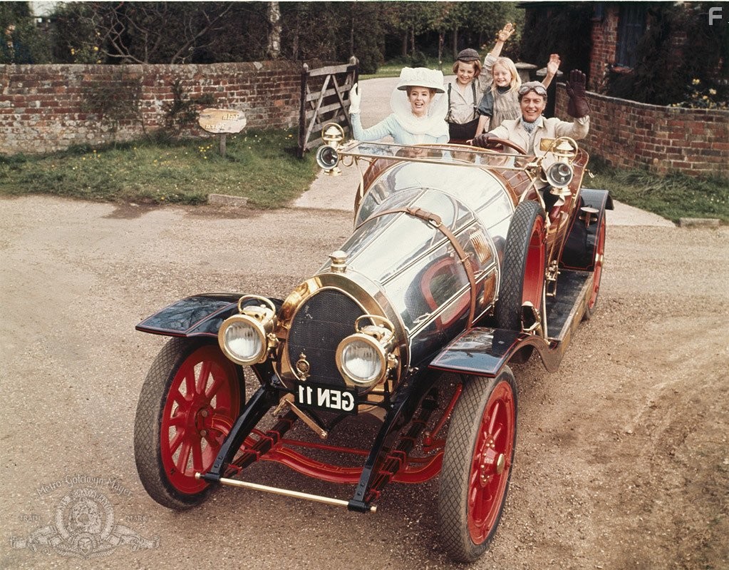 Dick Van Dyke, Adrian Hall, Sally Ann Howes, and Heather Ripley in Пиф-паф ой-ой-ой (1968)